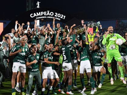 Elenco palmeirense com a taça da Libertadores de 2021