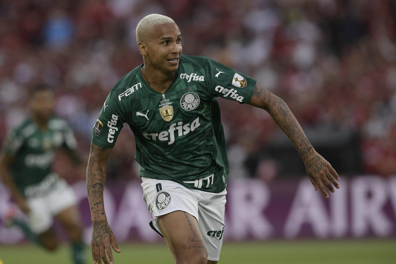 O atacante Deyverson comemora gol marcado pelo Palmeiras