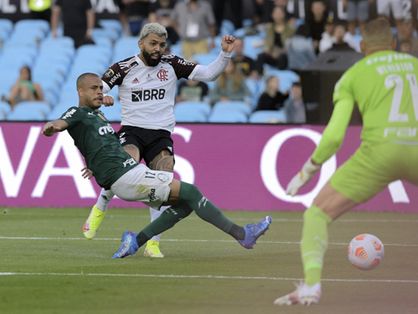 Gabigol finalizando na final da Libertadores