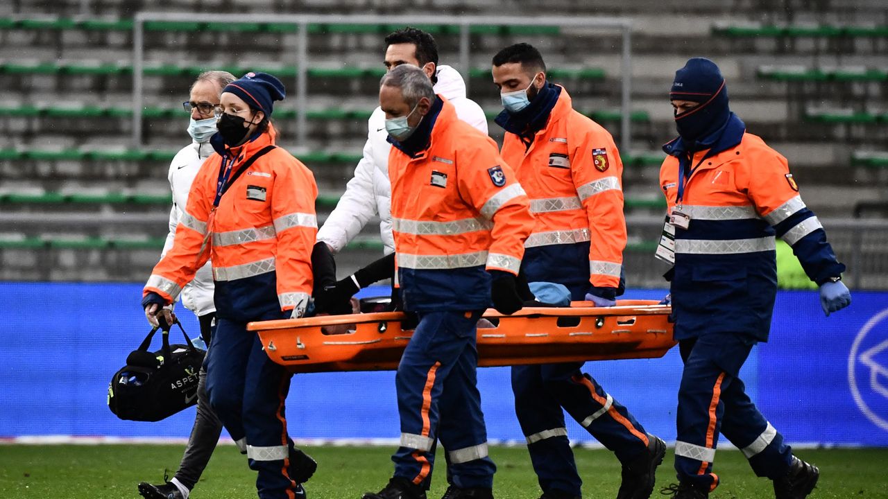 Neymar é carregado para fora de campo após se lesionar