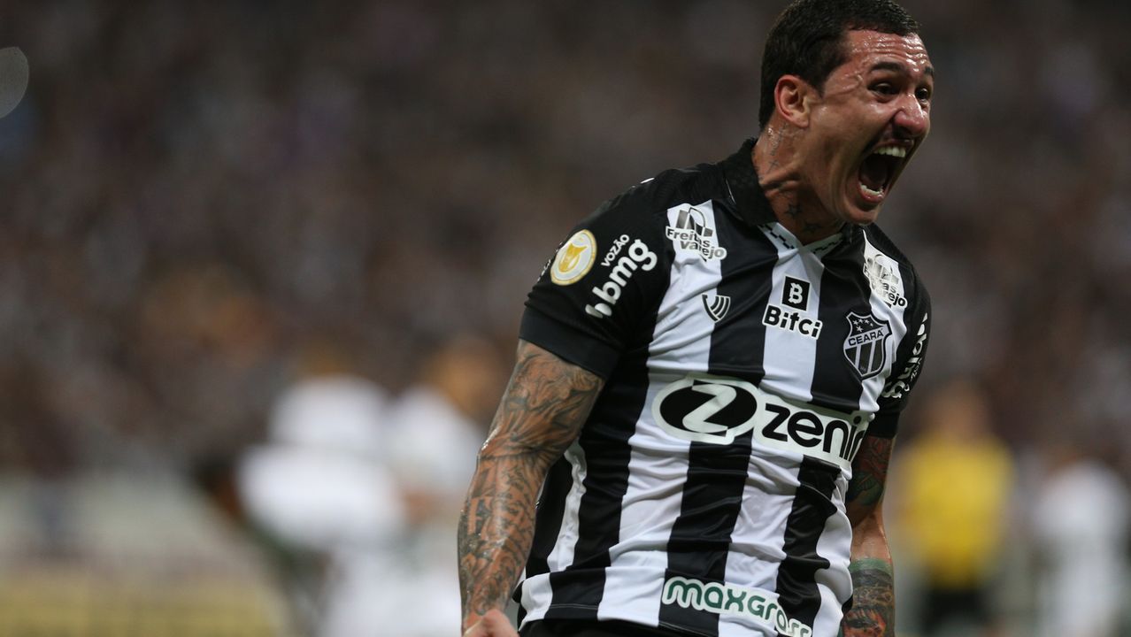 Vina comemora gol do Ceará contra o Corinthians pela Série A