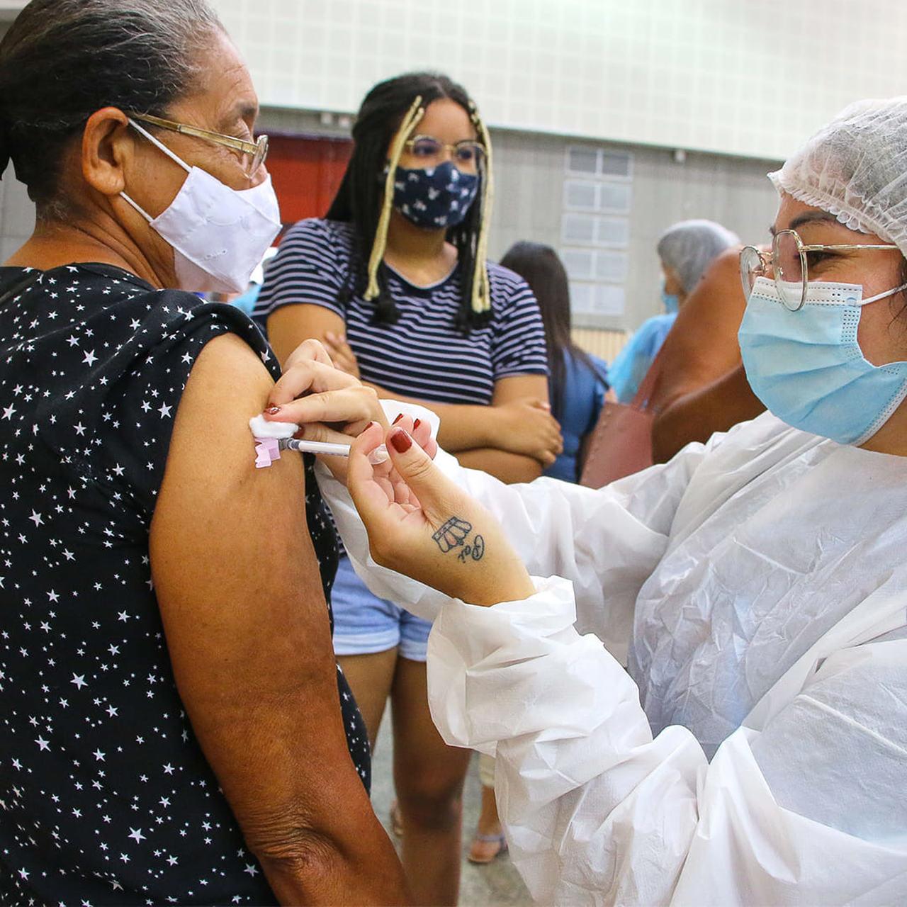 Neste sábado e domingo (27 e 28/11), a Prefeitura de Fortaleza realizou repescagem para a população que perdeu o agendamento de segunda e terceira doses da vacina contra a Covid-19