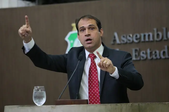 Salmito Filho em discurso na Assembleia