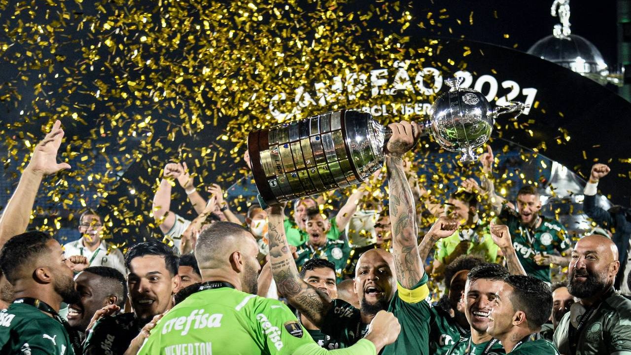Elenco do Palmeiras comemora título da Libertadores