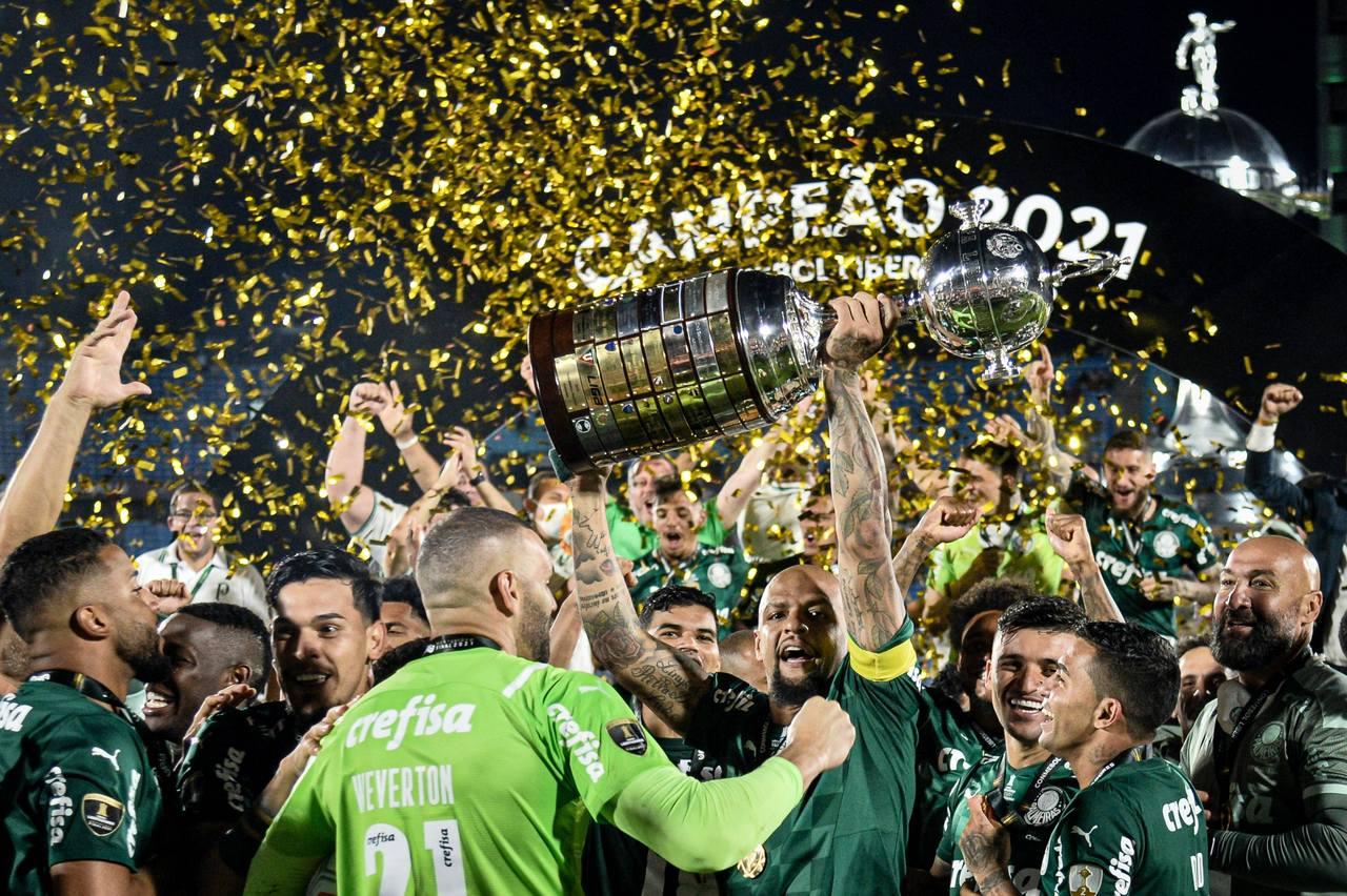 Elenco do Palmeiras comemora título da Libertadores
