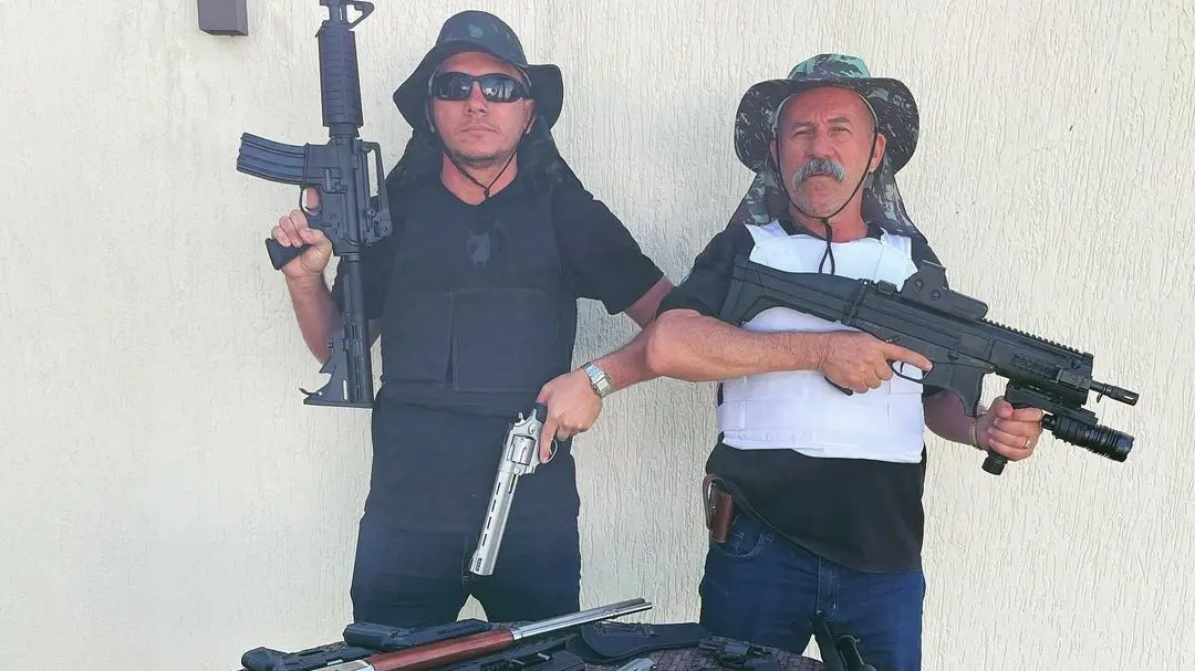 Inspetor Alberto e seu chefe de gabinete com armas de grosso calibre