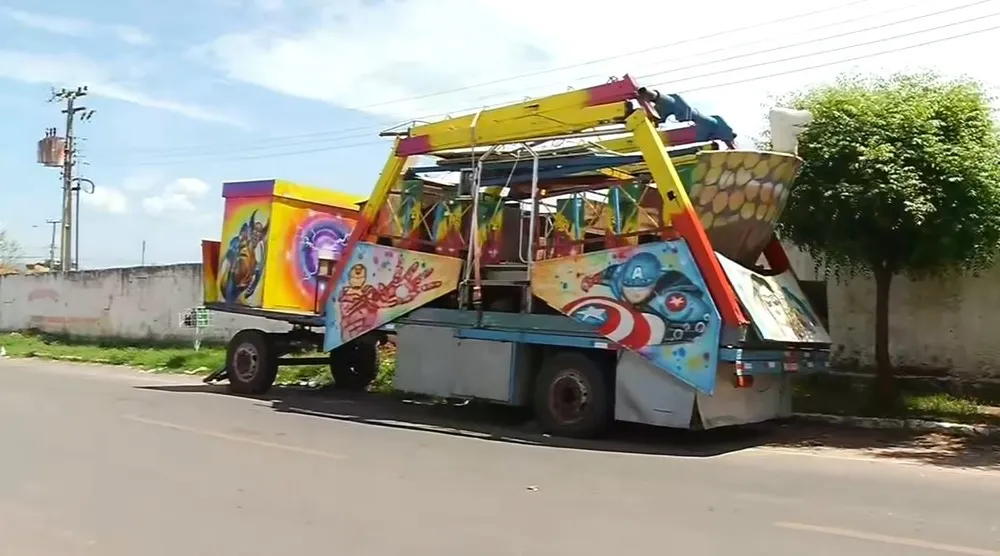 Peça do brinquedo desabou sobre o mototaxista