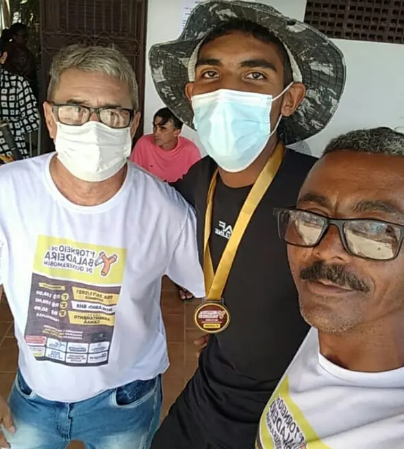 Francismar (organizador), Jonatha (campeão) e Kerginaldo (organizador)