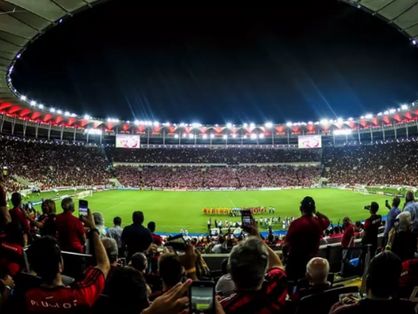 Torcida do Flamengo lota estádio Maracanã, no Rio de Janeiro