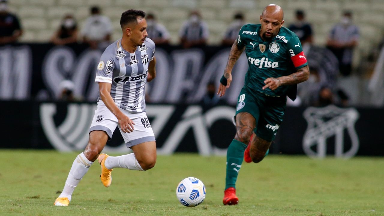 Atletas de Palmeiras e Ceará disputam bola