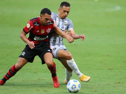 Jogadores de Flamengo e Ceará disputam a bola