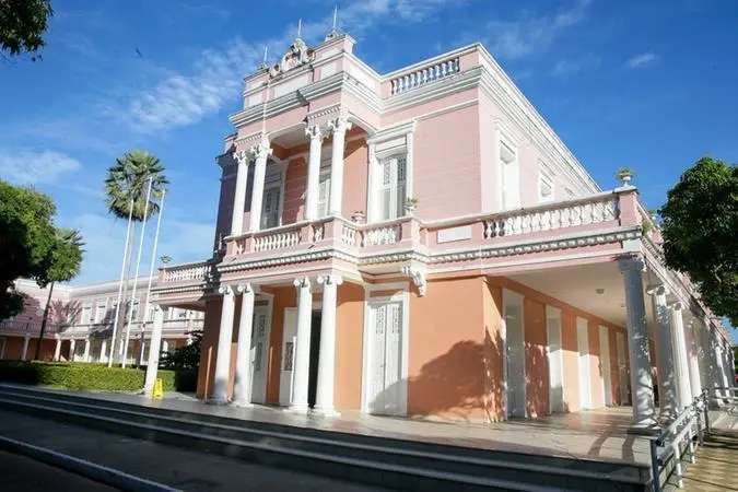 Foto da fachada da Universidade Federal do Ceará