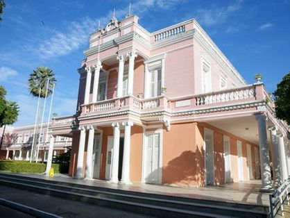 Foto da fachada da Universidade Federal do Ceará