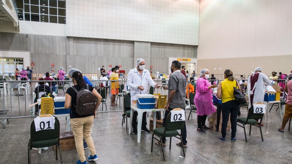 Pessoas se vacinando no Centro de Eventos, em Fortaleza