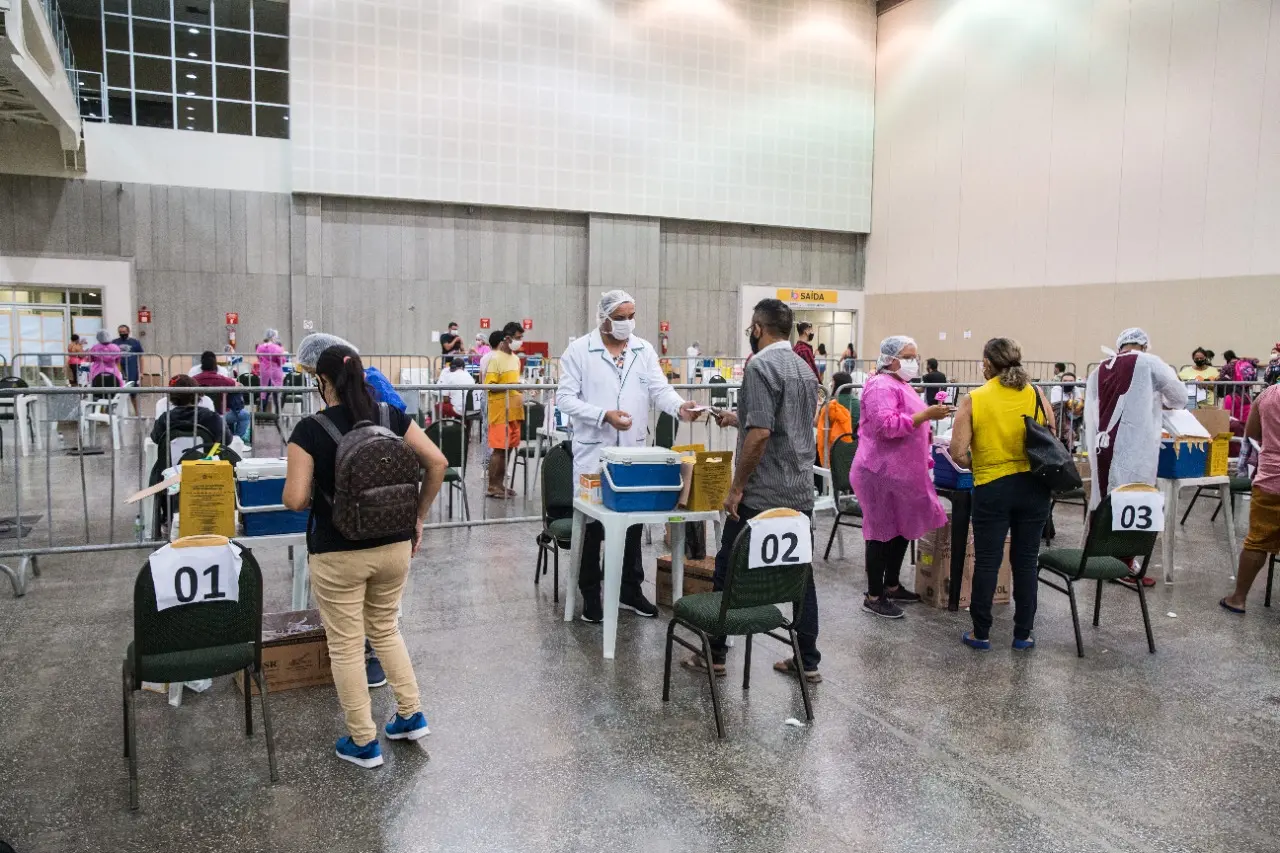 Pessoas se vacinando no Centro de Eventos, em Fortaleza