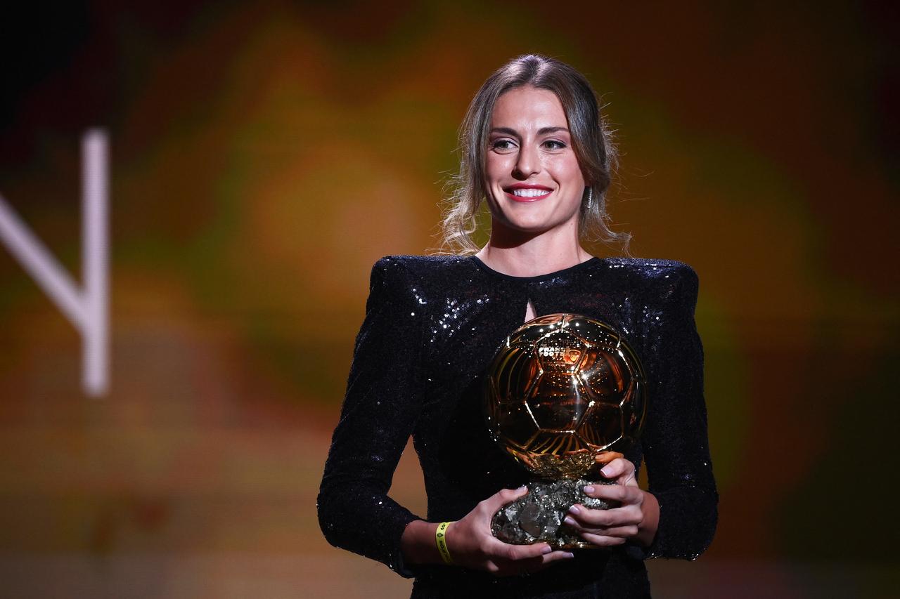 Espanhola Alexia Putellas ganha a Bola de Ouro feminina de 2021 - Jogada -  Diário do Nordeste