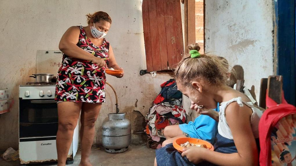A imagem mostra a rotina da família da dona de casa Ângela Maria Santos, que mora com quatro filhos no conjunto residencial dom José Mauro Ramalho, em Iguatu.