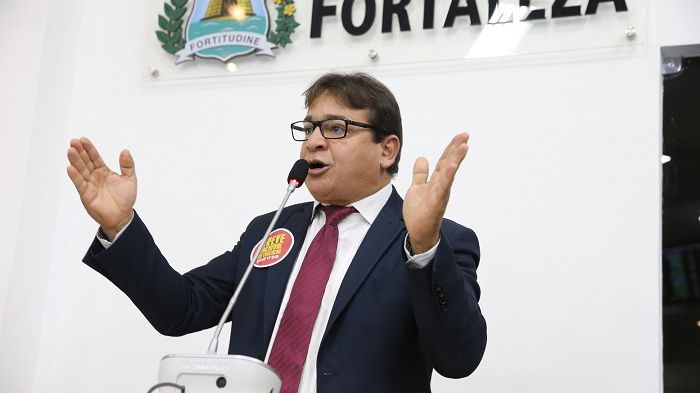 Vereador Ronivaldo Maia na tribuna da Câmara Municipal de Fortaleza