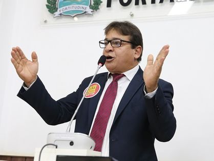 Vereador Ronivaldo Maia na tribuna da Câmara Municipal de Fortaleza