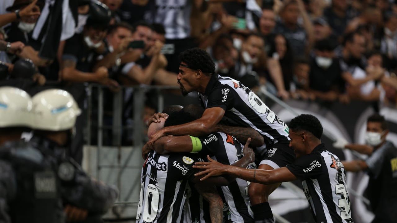 Elenco do Ceará comemora gol na Arena Castelão