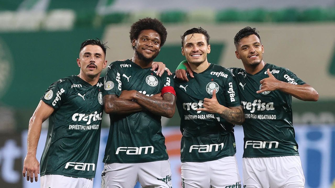 Elenco do Palmeiras sorri durante comemoração de gol