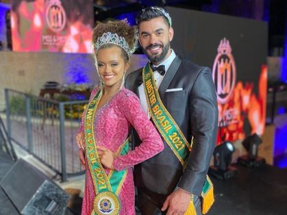 A imagem mostra a Miss Brasil alagoana Elâine Souza (à esquerda) e o Mister Brasil paulista Bruno Ferraz (à direita).