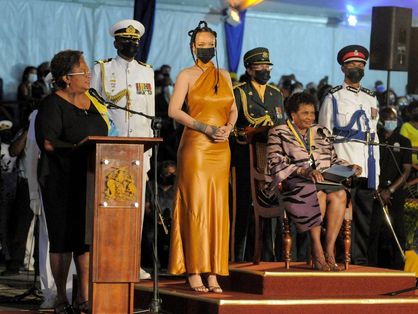 A primeira-ministra de Barbados, Mia Mottley, pede à nova presidente do país, Sandra Mason, que torne a cantora barbadiana Rihanna o 11º Herói Nacional do país