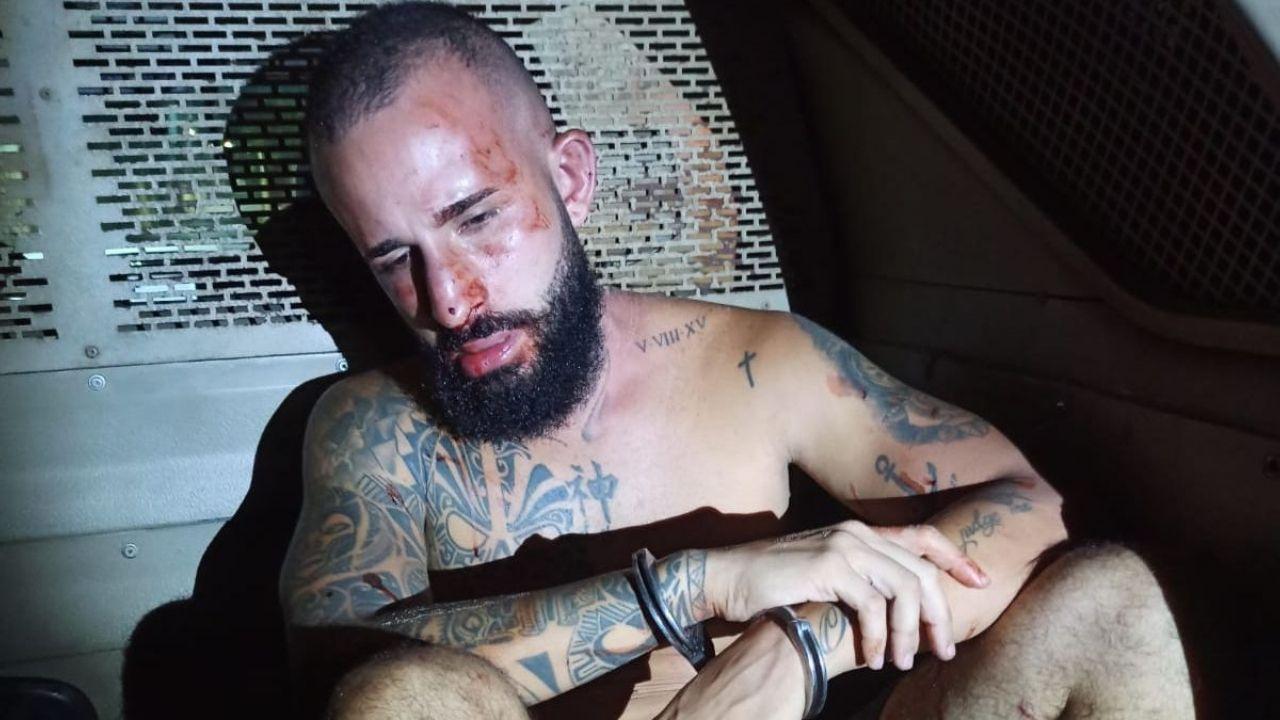 Em fotografia recebida pela reportagem, o suspeito aparece dentro da viatura policial com sinais de agressões - que teriam sido cometidas por populares