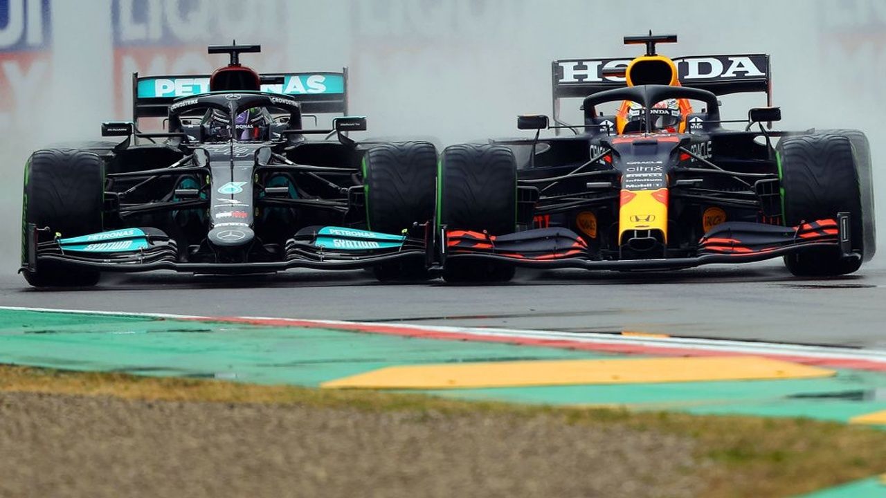 Carros de Lewis Hamilton e Max Verstappen lado a lado em uma corrida