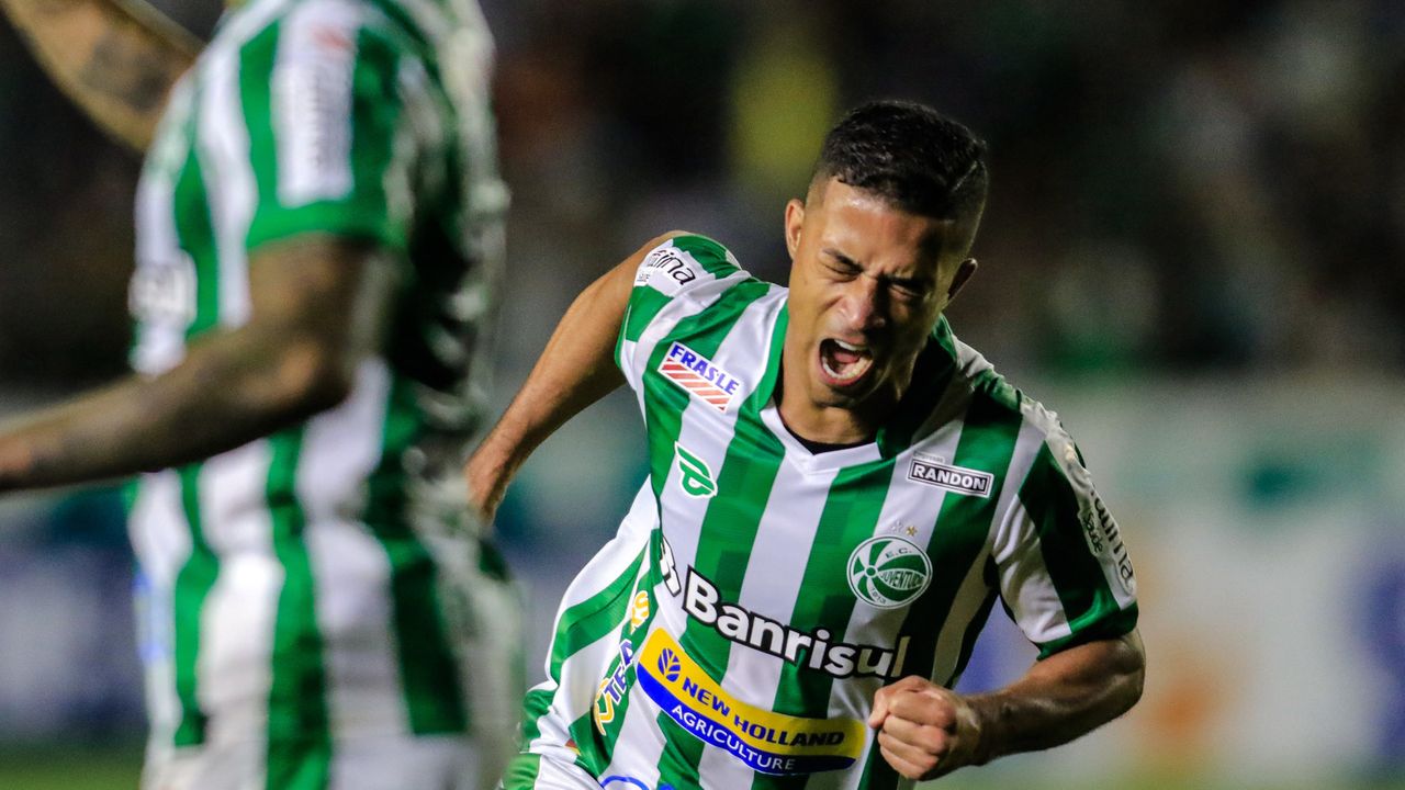 Ricardo Bueno comemora gol marcado diante do RB Bragantino nesta terça-feira (30)