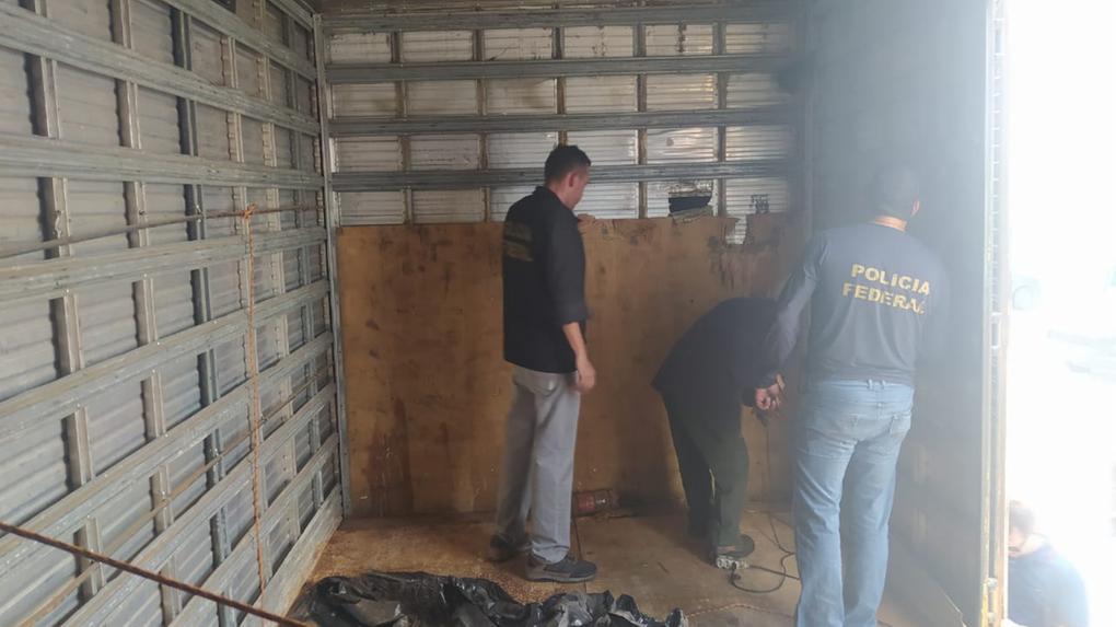 Agentes da Polícia Federal encontram 200 kg de cocaína em fundo falso de caminhão