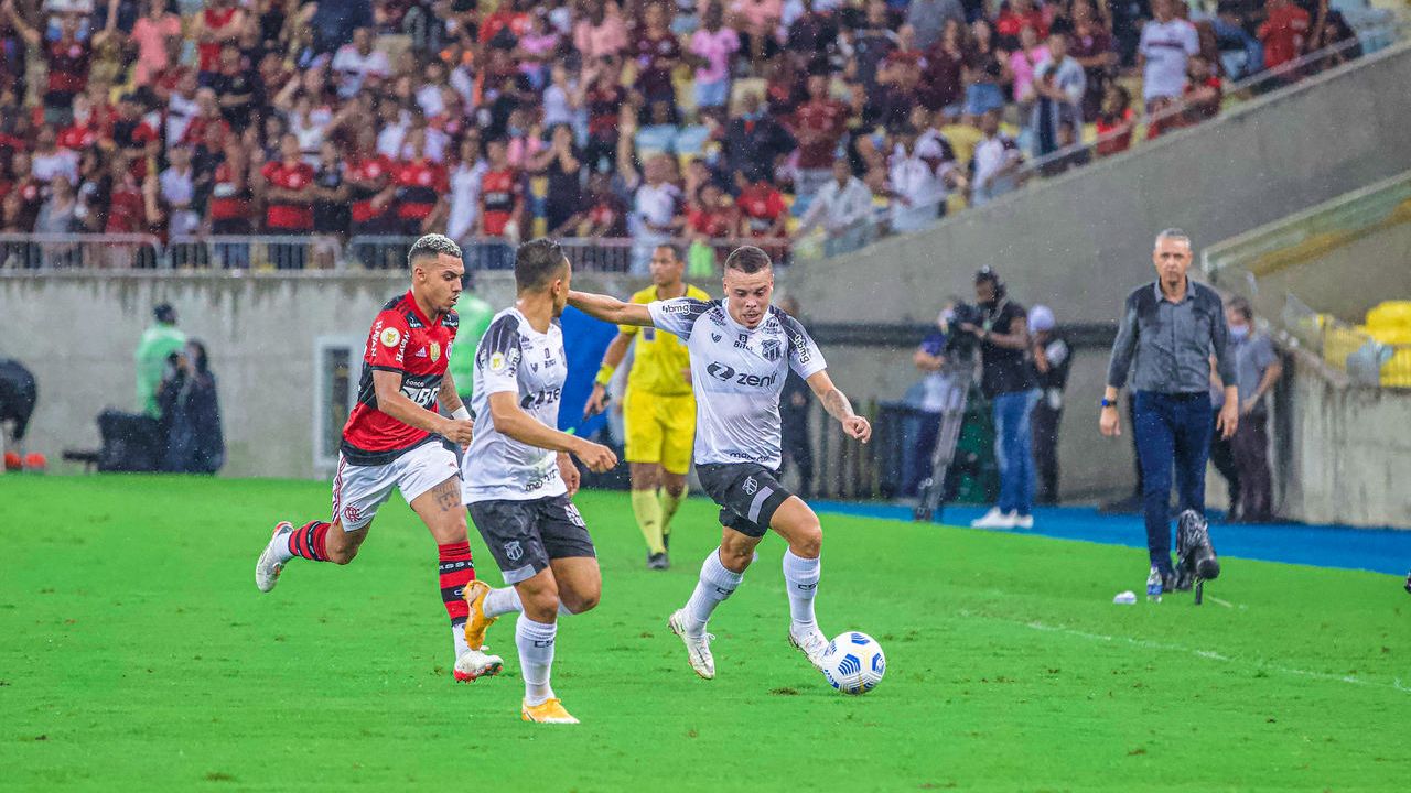 Atletas de Ceará e Flamengo disputam bola