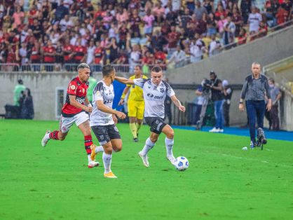 Atletas de Ceará e Flamengo disputam bola