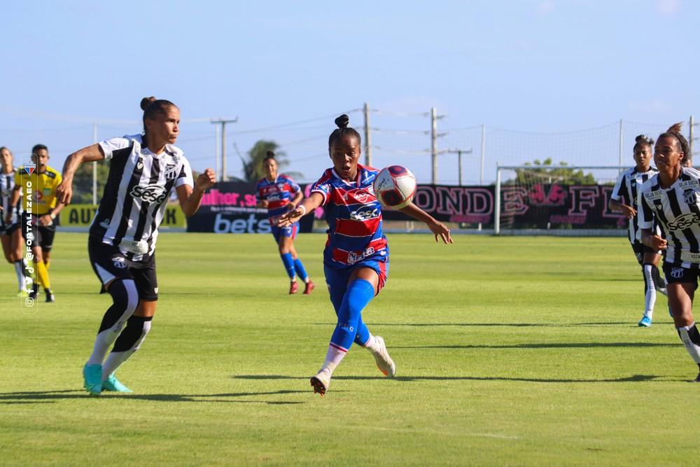 Atletas de Ceará e Fortaleza disputam bola