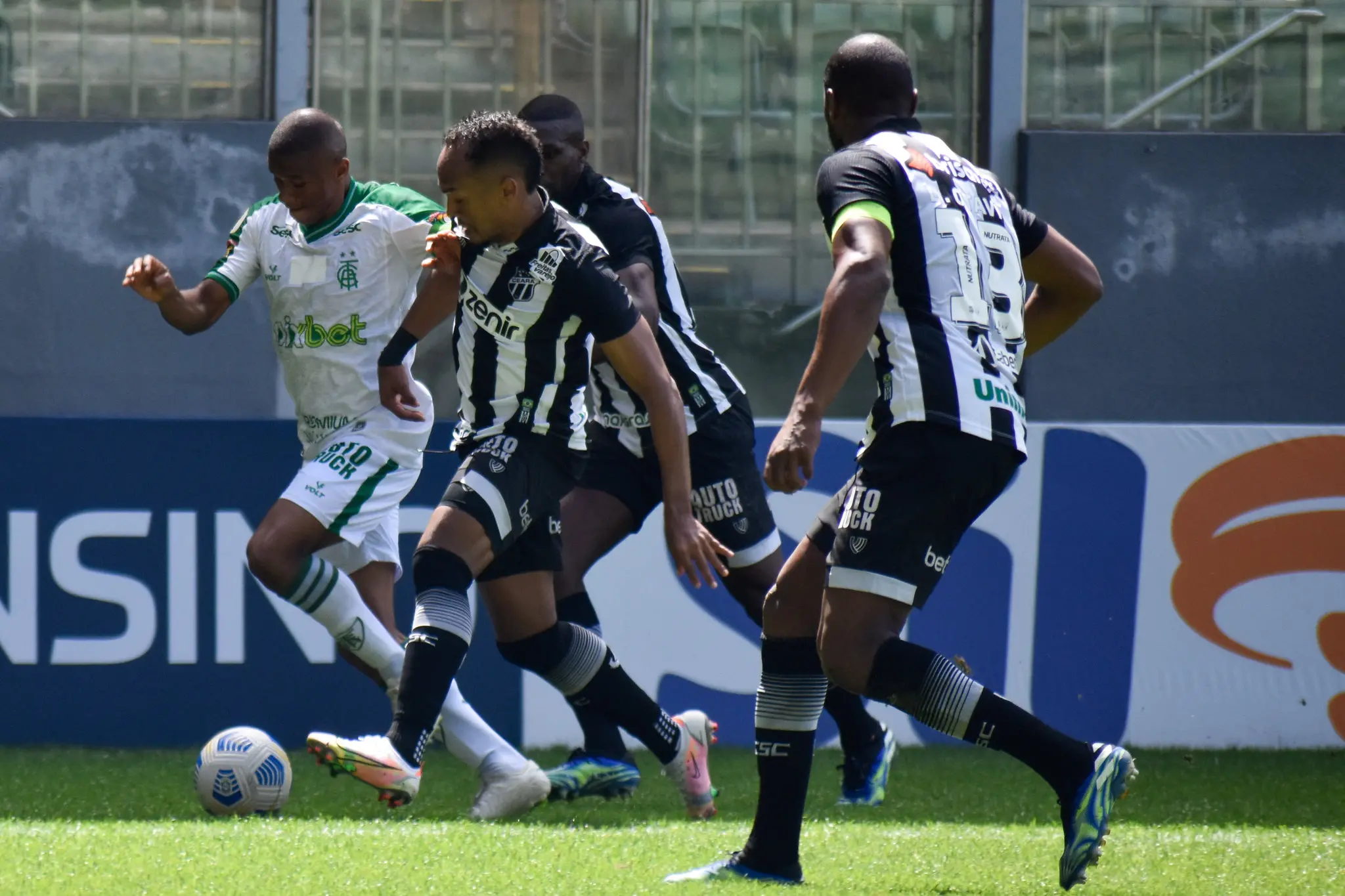 Jogadores de Ceará e América-MG em disputa de bola