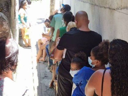 Filas devido ao surto de gripe no Rio de Janeiro