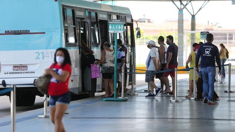 Passageiros entrando em ônibus em terminal de Fortaleza