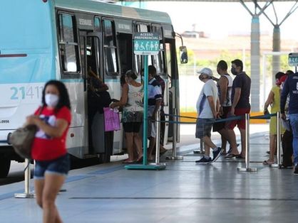 Passageiros entrando em ônibus em terminal de Fortaleza
