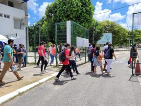 A imagem mostra candidatos ao vestibular 2022.2 da Universidade Estadual do Ceará (Uece). Eles estão entrando no campus do Itaperi.