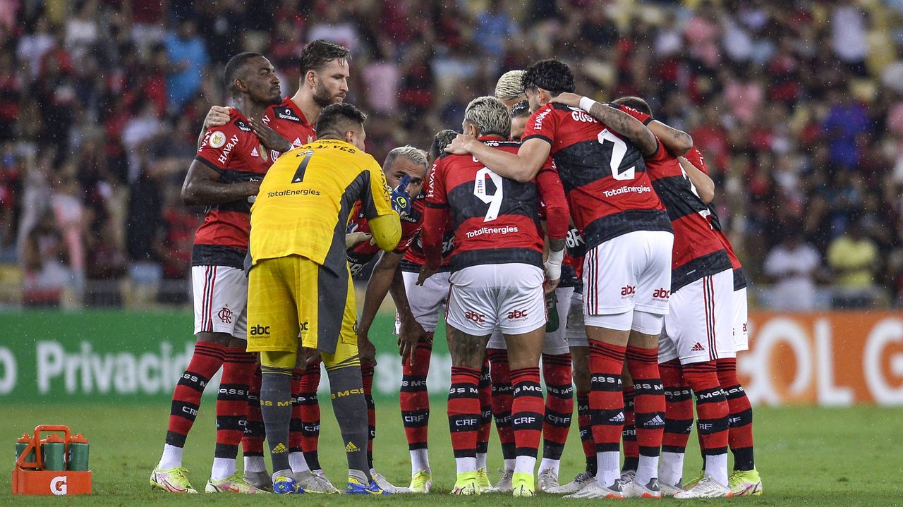 Flamengo se reúne no centro do gramado do Maracanã antes de duelo pela Série A