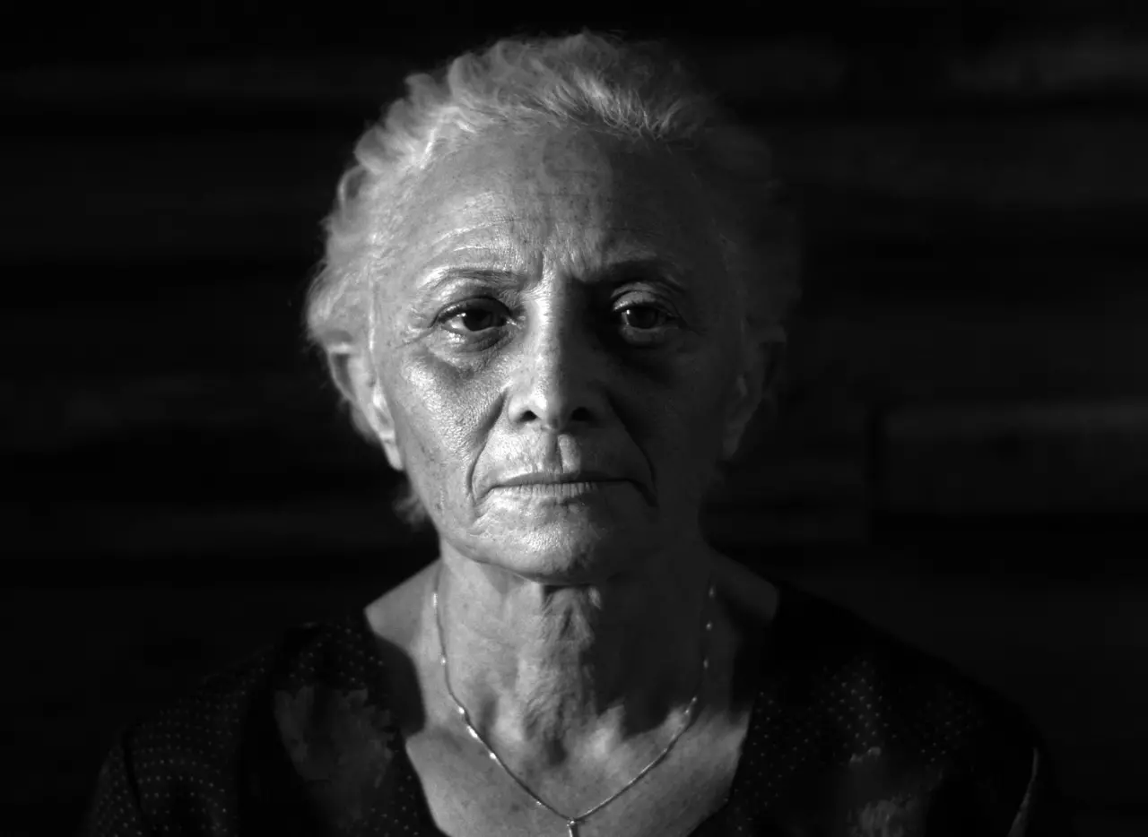 Em A Praia do Fim do Mundo, Marcélio  Cartaxo interpreta Helena