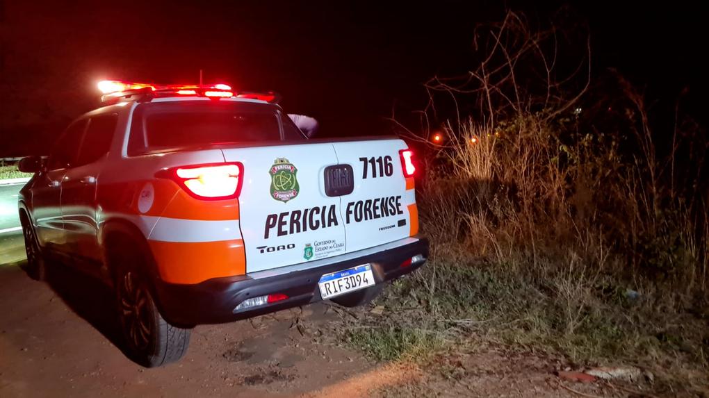carro da perícia em local onde os corpos de um pai e dois filhos paulistas foram encontrados mortos no ceará