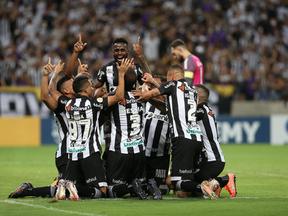 Jogadores do Ceará abraçados comemoram gol marcado