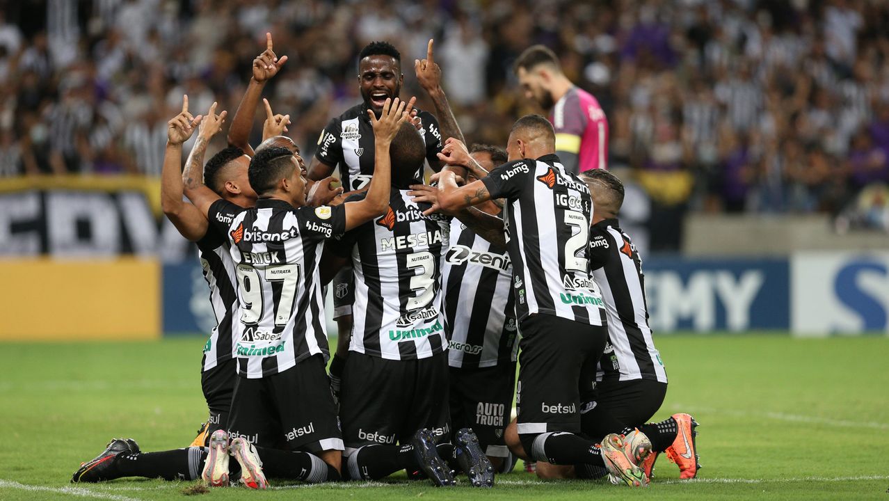 Jogadores do Ceará abraçados comemoram gol marcado