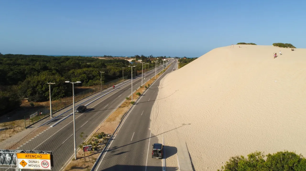 Nas Dunas de Sabiaguaba, “o tráfego de veículos é proibido de maneira geral, sendo permitido somente em situações específicas, como em ações de fiscalização e monitoramento realizadas pelos órgãos competentes objetivando a proteção da Unidade de Conservação”, informou a Secretaria de Turismo de Fortaleza