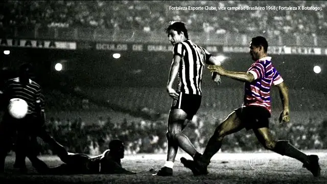 Jogadores de Botafogo e Fortaleza disputando a final da Taça Brasil de 1968