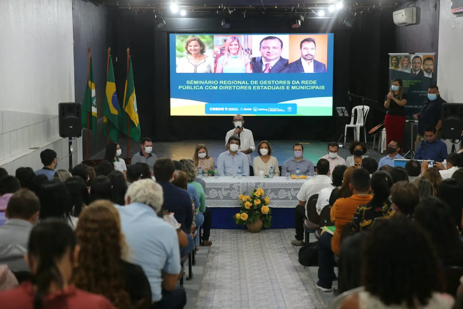 mesa do seminário com público