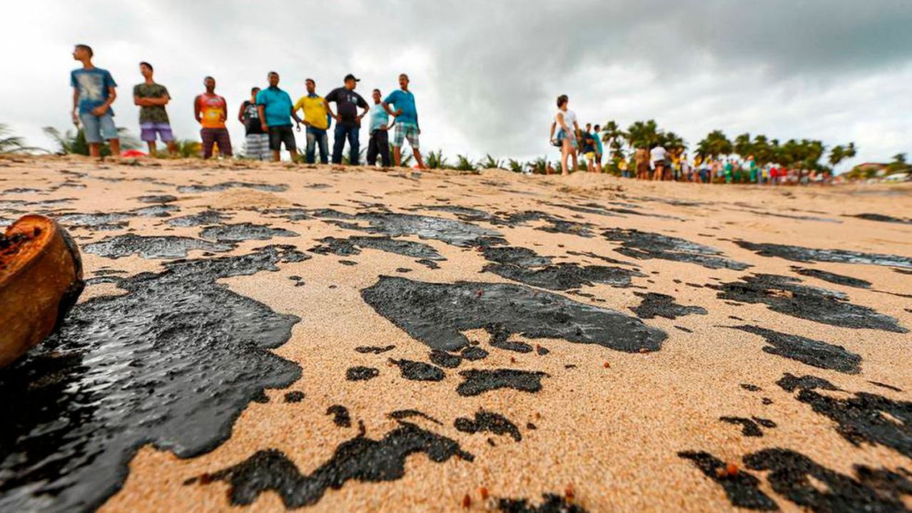 Manchas de óleo atingem litoral brasileiro