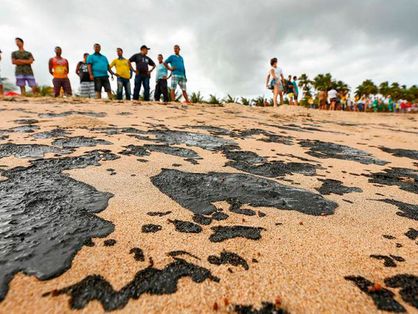 Manchas de óleo atingem litoral brasileiro
