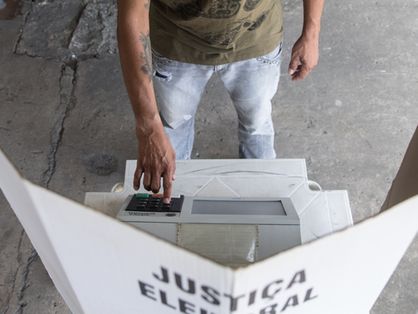Eleitor votando em urna eletrônica